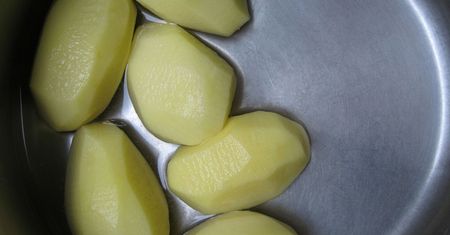Fatalny błąd. Wielu Polaków tak gotuje ziemniaki