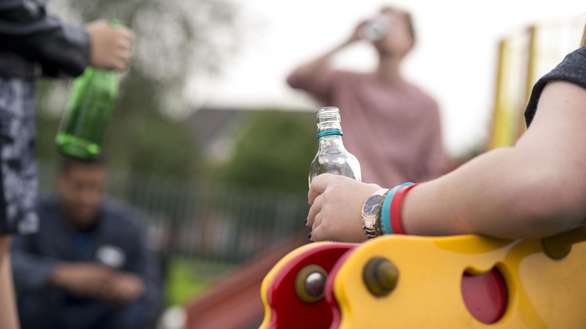 Nastolatki piją w samotności. Rodzice nie widzą problemu