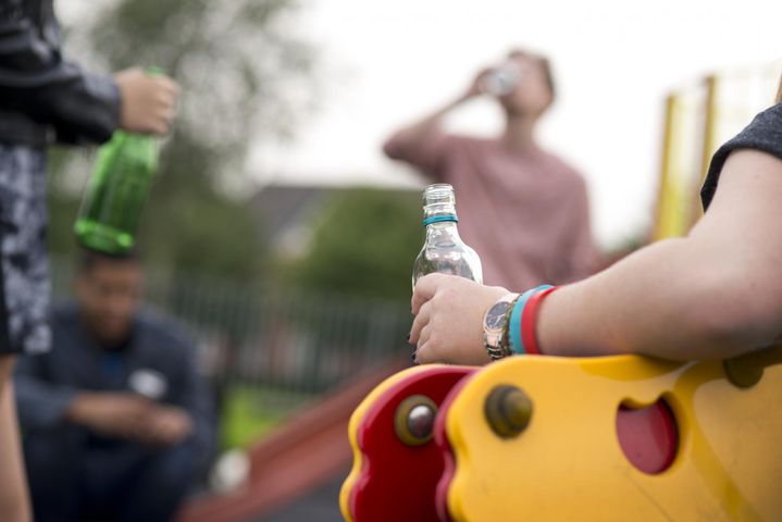 Nastolatki piją w samotności. Rodzice nie widzą problemu