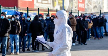 Masz te objawy? Lepiej zrezygnuj z zabawy sylwestrowej. To może być COVID