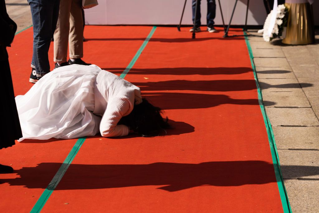 Żałobnicy oddają hołd zmarłym podczas imprezy halloweenowej w Seulu