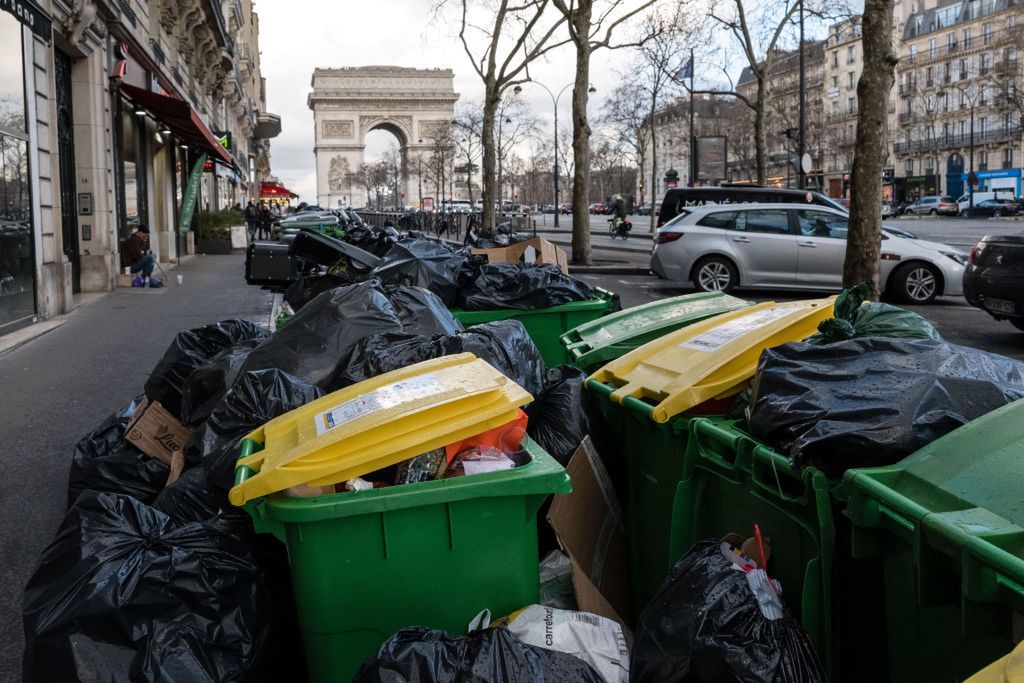 Na paryskich ulicach zalegają tony śmieci