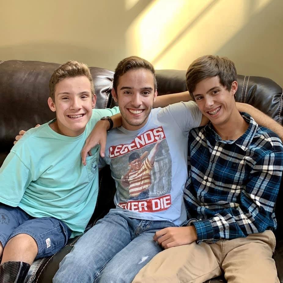 Chłopiec ze zdjęcia ''hand of hope'' z braćmi [facebook.com]