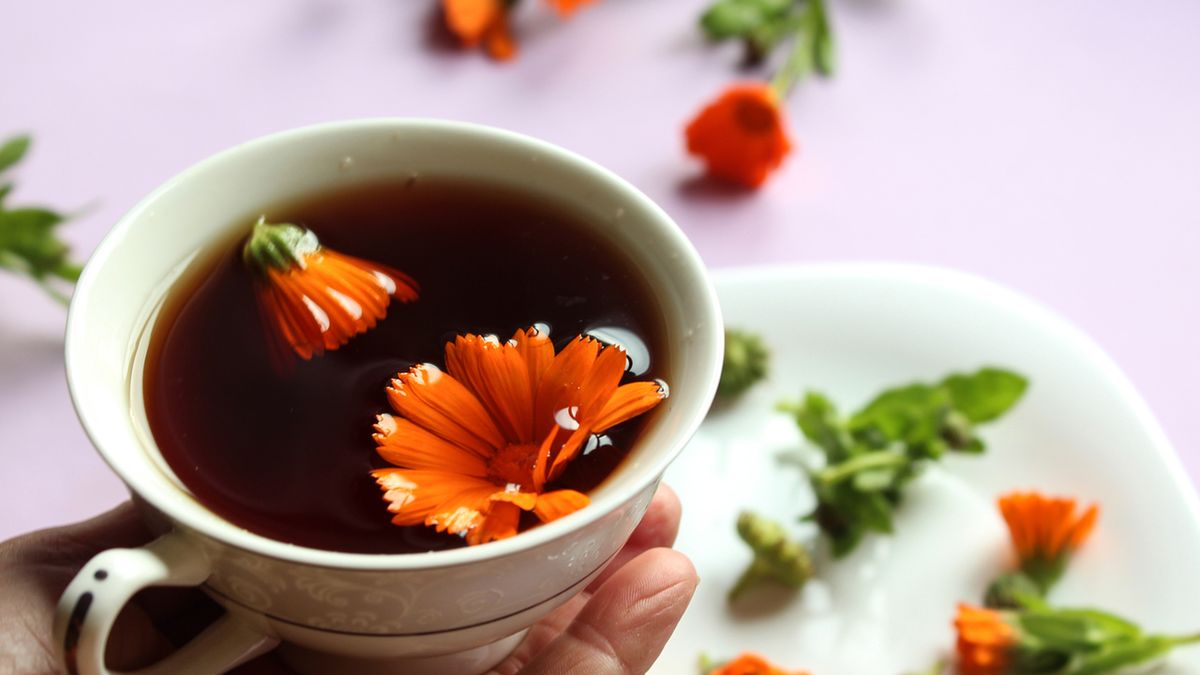 Napar z nagietka ma korzystny wpływ na żołądek i jelita.