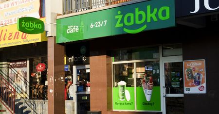 GIS ostrzega. W rodzynkach użytych do mieszanki studenckiej wykryto substancje groźne dla zdrowia. Produkt dostępny w Żabce
