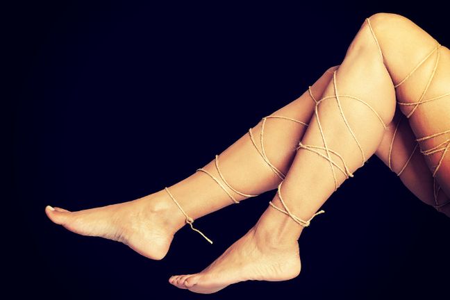 Obrzęk i ucisk nóg to pierwszy objaw zespołu pozakrzepowego. To poważna dolegliwość, która może doprowadzić do powstania owrzodzeń, a w konsekwencji nawet do amputacji chorej kończyny