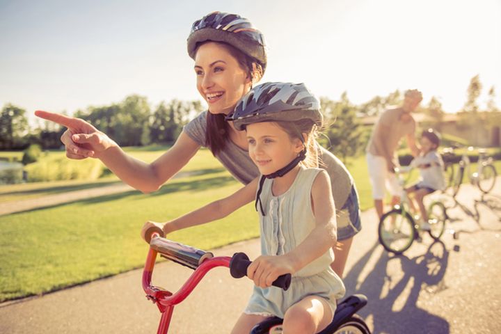 Rodzinna przejażdżka rowerem to dobry sposób na spędzenie czasu wolnego