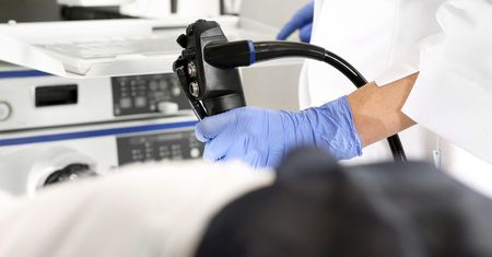 Młodzi i zdrowi ludzie chorują na raka jelita grubego. Niepokojące dane