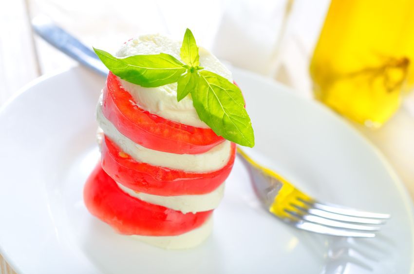 Pomidory z mozzarellą to danie, po które mogą sięgać osoby z cukrzycą typu 2.