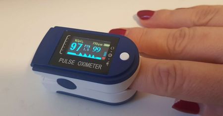 Pulsoksymetr. Jak odczytywać wyniki pomiaru? Kiedy zgłosić się do lekarza?