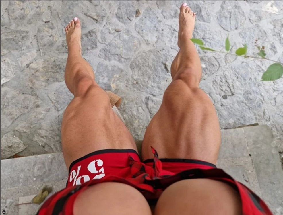 Mięśnie nóg kulturystki są bardzo mocno rozbudowane