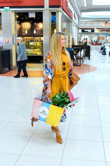 Małgorzata Rozenek na zakupach w Pasażu TESCO przed Dniem Matki 2018