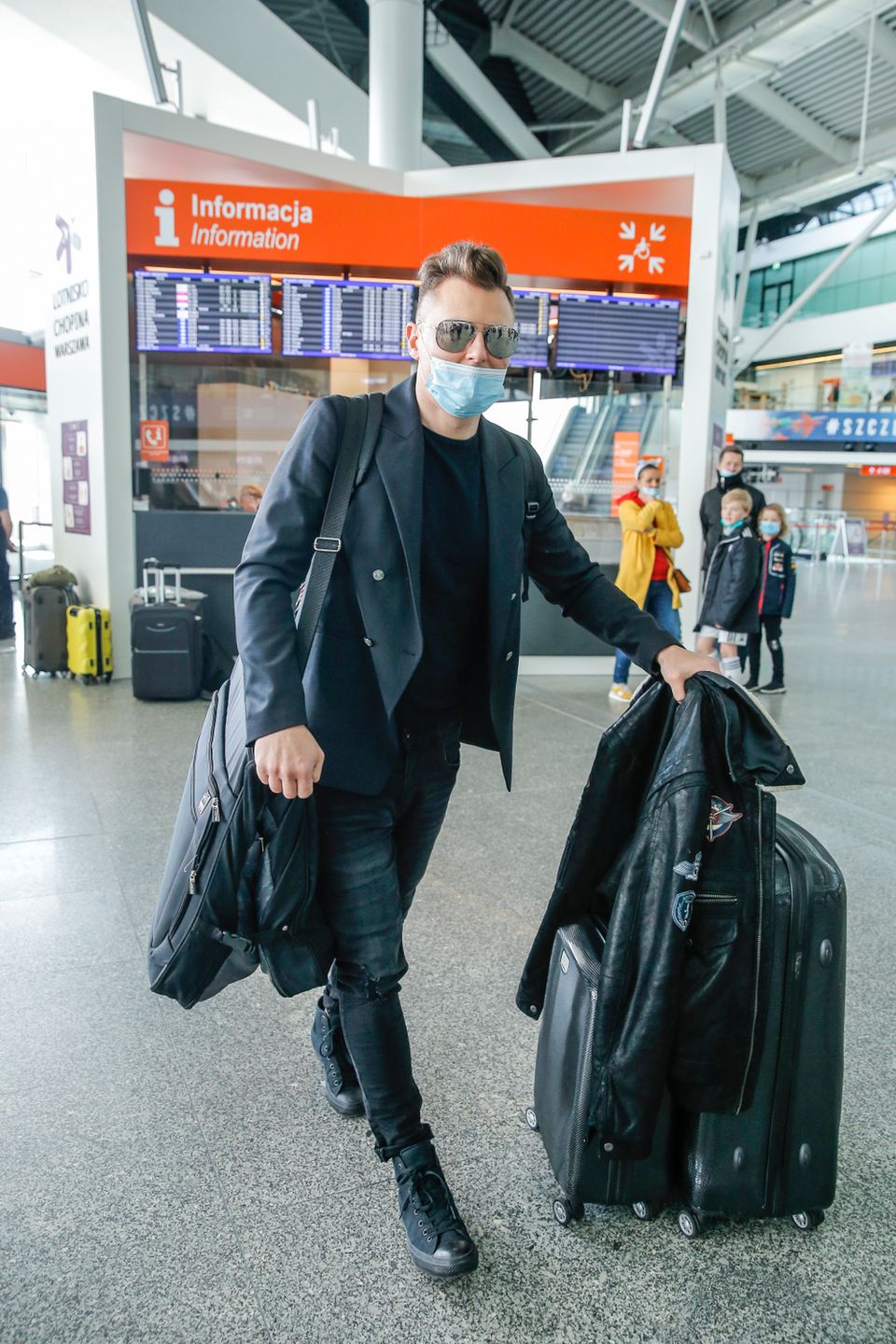 Rafał Brzozowski na lotnisku przed wylotem na Eurowizję 2021