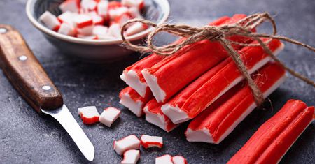 Surimi - skład paluszków surimi, przepisy, kalorie i wartości odżywcze
