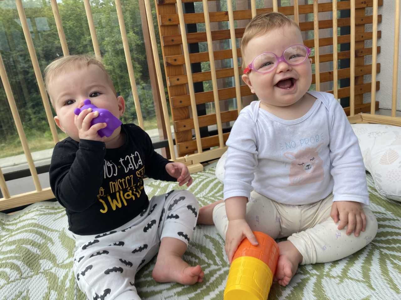 Mała dziewczynka może liczyć na nieustające wsparcie nie tylko od rodziców, ale i od siostry-bliźniaczki