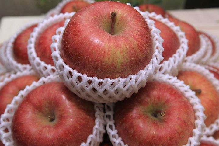 Jabłka Fuji to krzyżówka amerykańskich odmian Red Delicious oraz Ralls Genet.