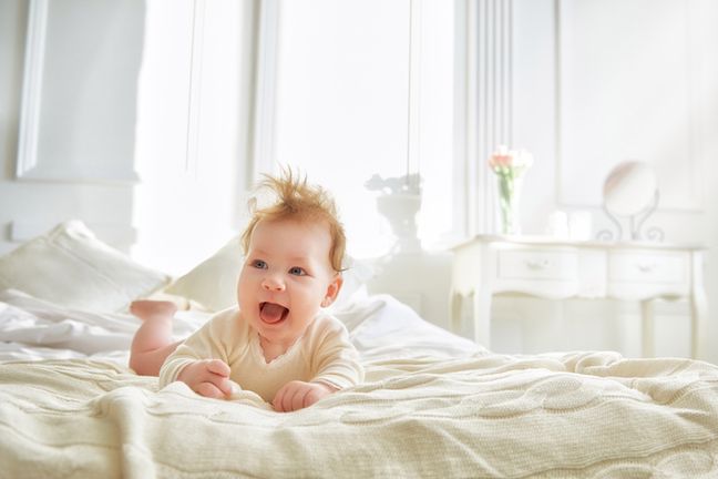 Budzenie się dziecka może być spowodowane wieloma czynnikami, między innymi zaburzeniem cyklu snu i czuwania