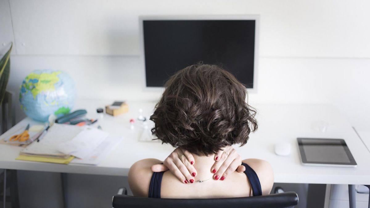 Ból karku. Kiedy się pojawia i na jakie choroby może wskazywać?