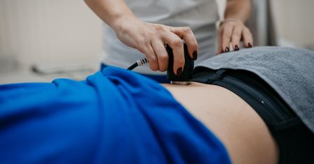 Atakuje pod prawym żebrem. Gdy się pojawi, biegiem do lekarza