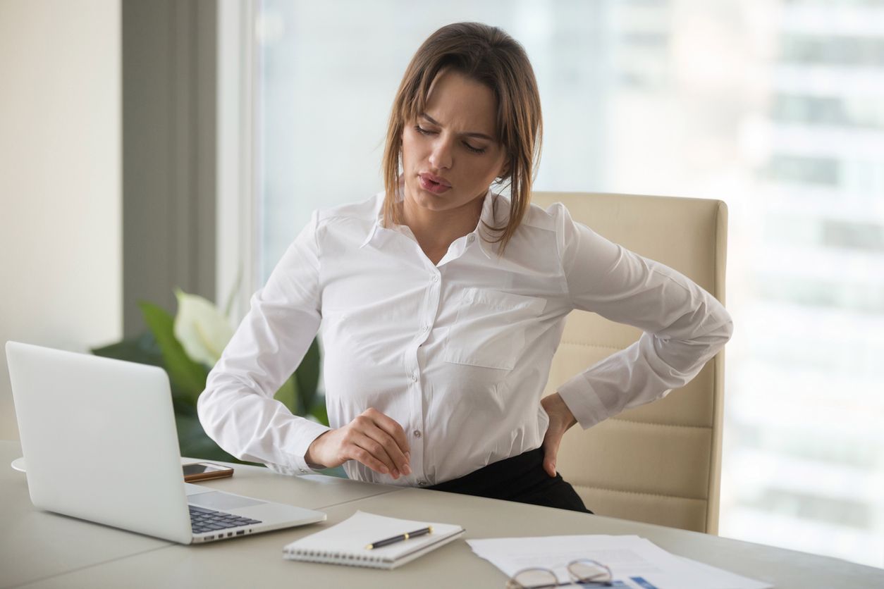 Niewłaściwa pozycja siedząca to częsta przyczyna bólu kręgosłupa