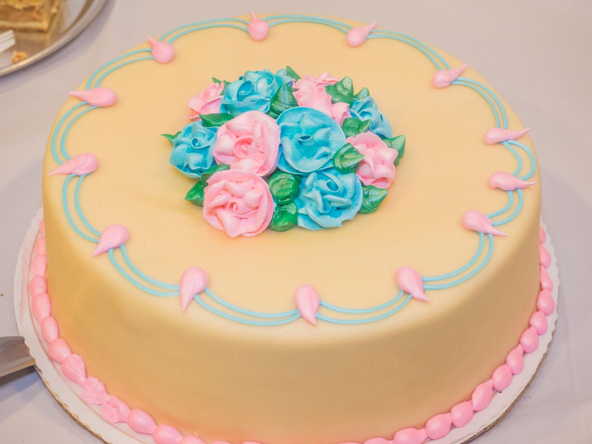 Tort udekorowany na biało lub kremowo jest bardzo elegancki