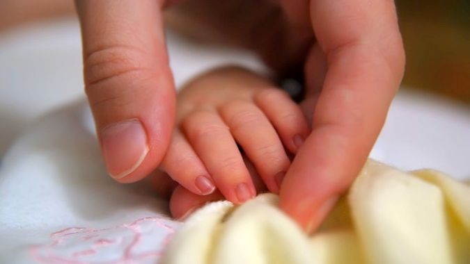 Pielęgniarka upuściła na podłogę sześciomiesięczne niemowlę