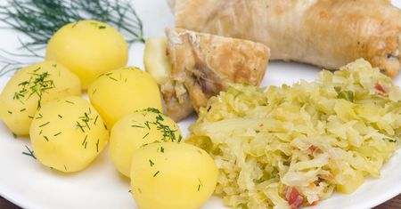 Surówka z młodej kapusty. Jakie witaminy i wartości odżywcze zawiera?
