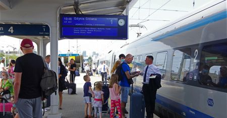 Przewijała dziecko w przedziale. Szokujące zachowanie matki