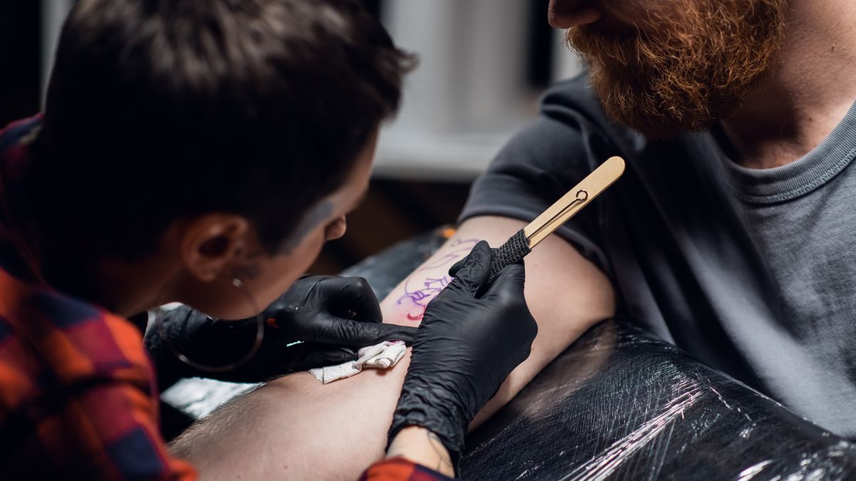 Handpoke to metoda tatuowania bez użycia maszynki.