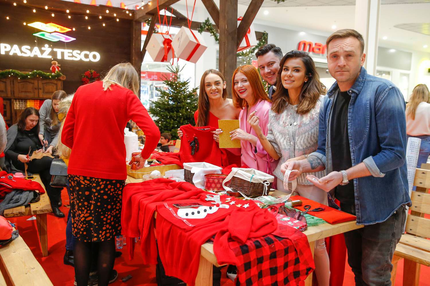 Sylwia Nowak, Ada Fijał, Łukasz Kędzior, Natalia Siwiec, Mateusz Gessler - Pasaż TESCO, Fabryka Swetrów Świątecznych 2019