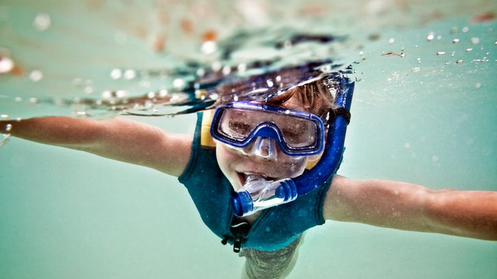Snorkeling umożliwia podziwianie raf koralowych, ryb i wodnych stworzeń.
