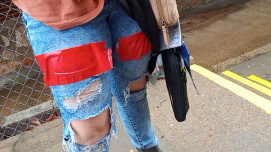Córka wróciła ze szkoły w spodniach oklejonych taśmą. Powodem były rozcięcia w jej jeansach