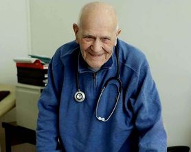 Lekarz ma 101 lat i wciąż praktykuje. Pod swoją opieką ma 425 pacjentów