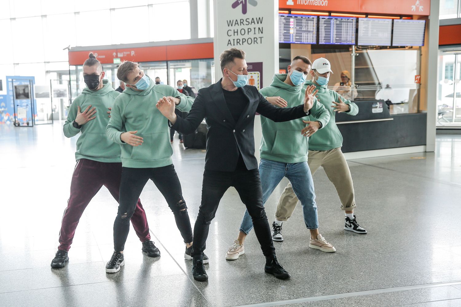Rafał Brzozowski na lotnisku przed wylotem na Eurowizję 2021