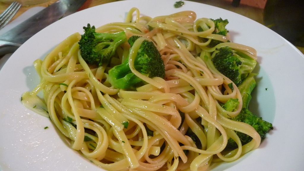 Makaron z sosem brokułowo-czosnkowym