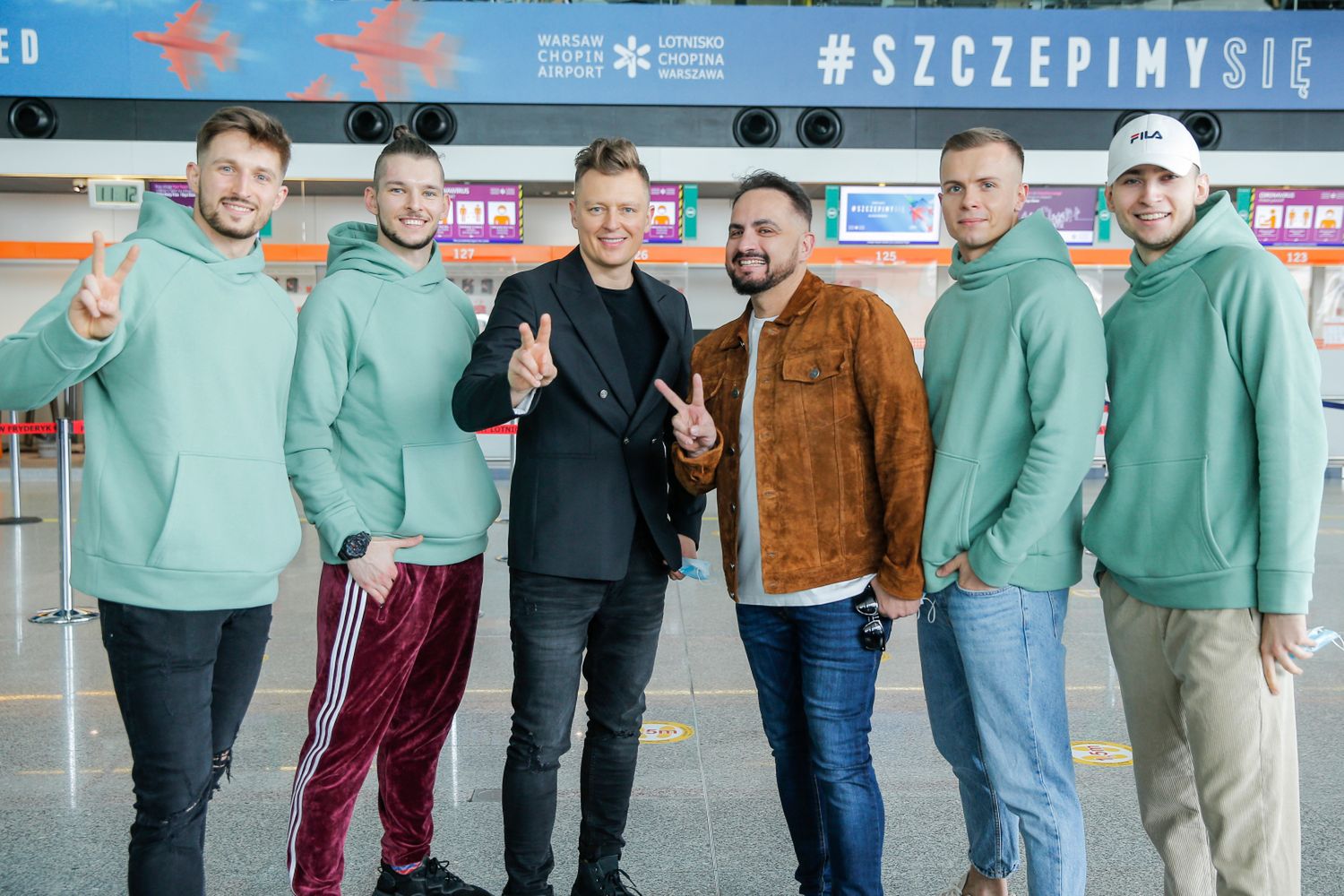 Rafał Brzozowski, Agustin Egurrola, Daniel Borzewski i tancerze na lotnisku przed wylotem na Eurowizję 2021