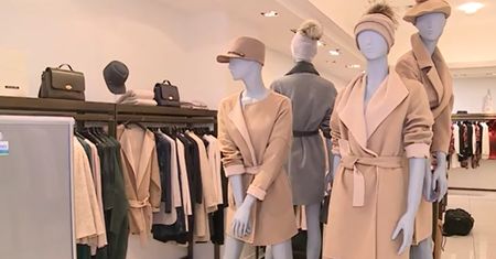 Najważniejsze zimowe trendy - wysokie kozaki i oryginalne nakrycia głowy (WIDEO)