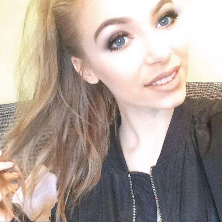 Larissa malowała się na wyjście ze znajomymi