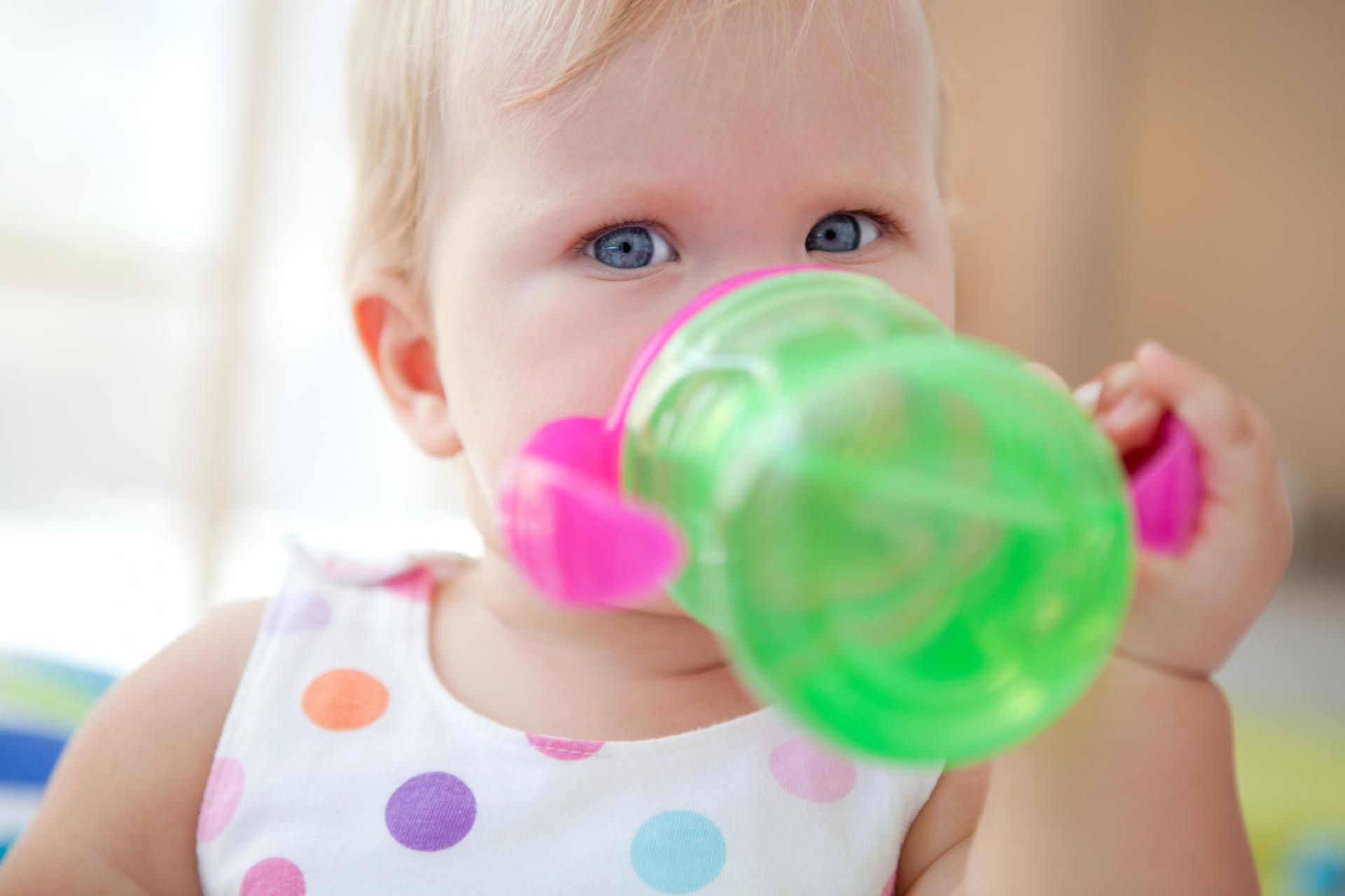 Eksperci ostrzegają, by nie podawać dzieciom zbyt dużej ilości wody