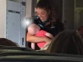 Dziecko krzyczało w samolocie. Stewardessa została bohaterką dnia