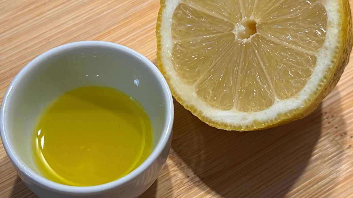 Kieliszek oliwy z cytryną to prosty sposób na poprawę trawienia i naturalnych procesów wspierających organizm.