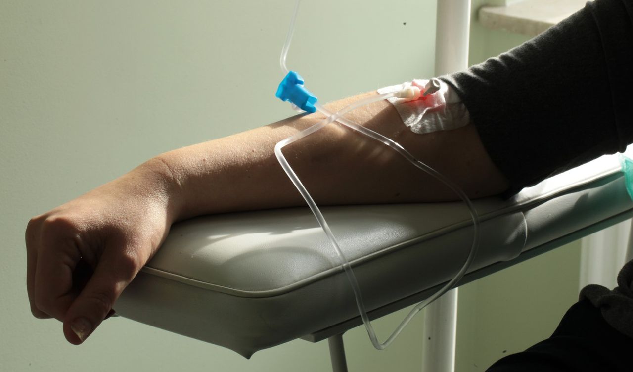 Kroplówka na kaca - co to jest, skutki uboczne, cena