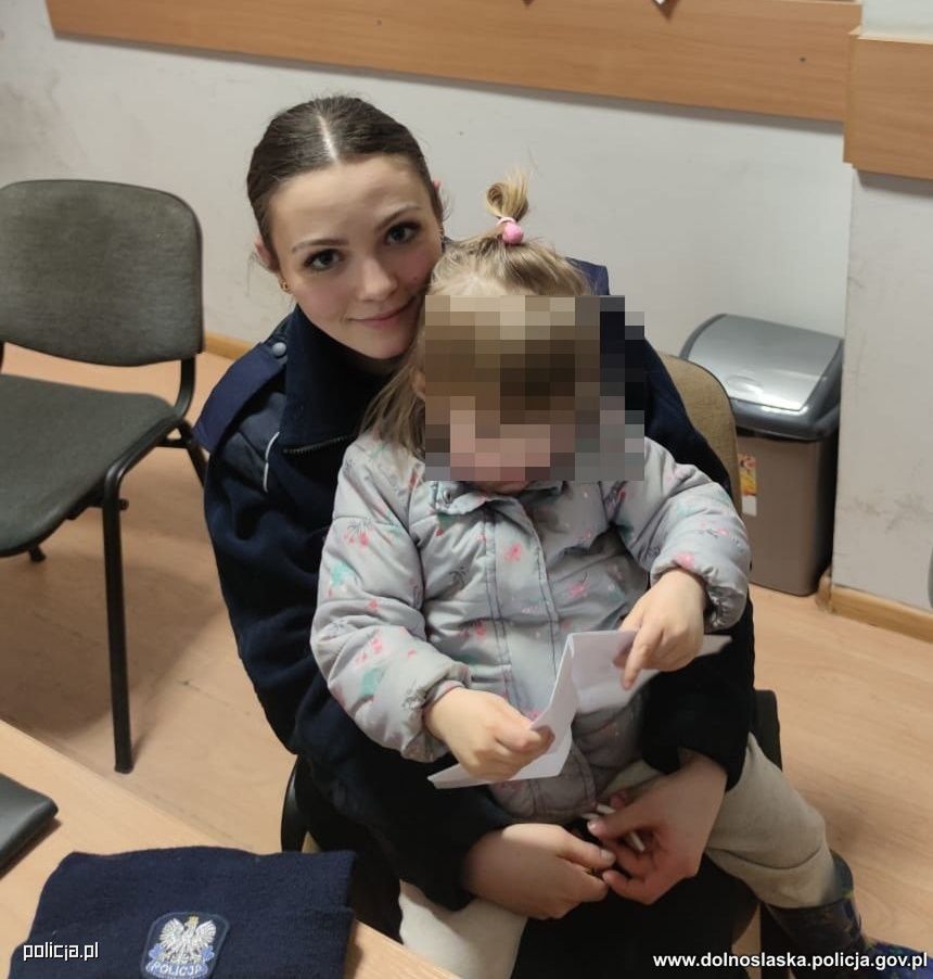 Policjantka z trzylatką