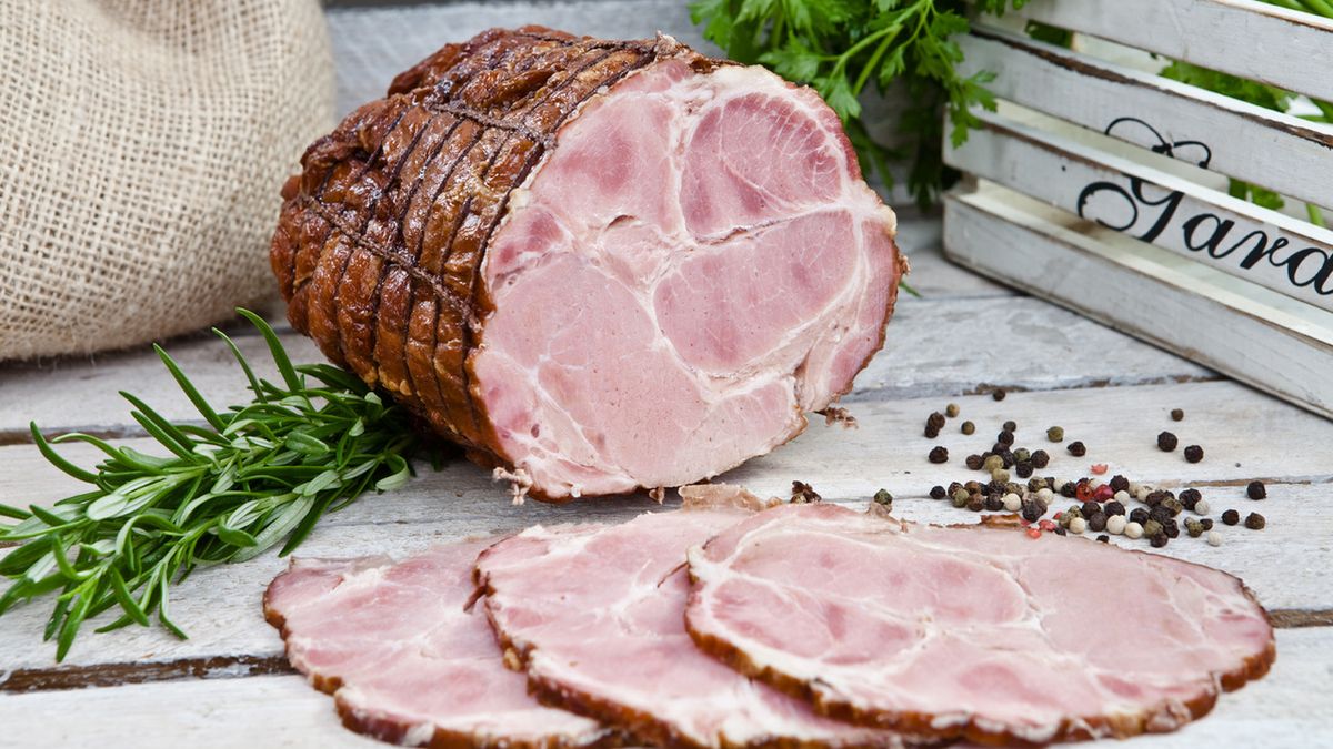 Baleron to wędlina wytwarzana z karkówki wieprzowej bez kości.