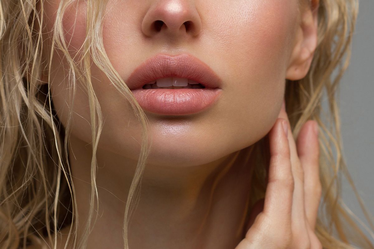 Co na suche usta? 5 sposobów i najlepsze kosmetyki
