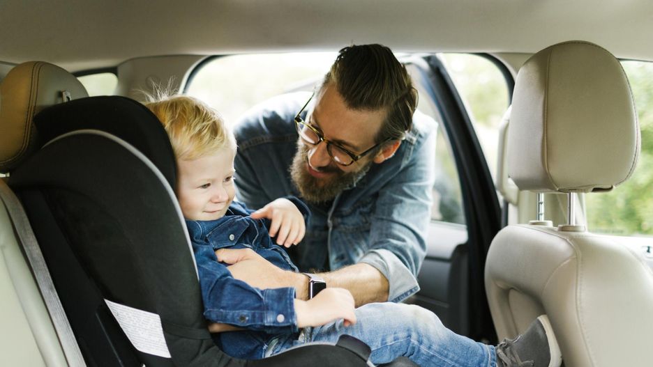 Zrób to przed posadzeniem dziecka w samochodzie. W ten sposób możesz uratować mu życie