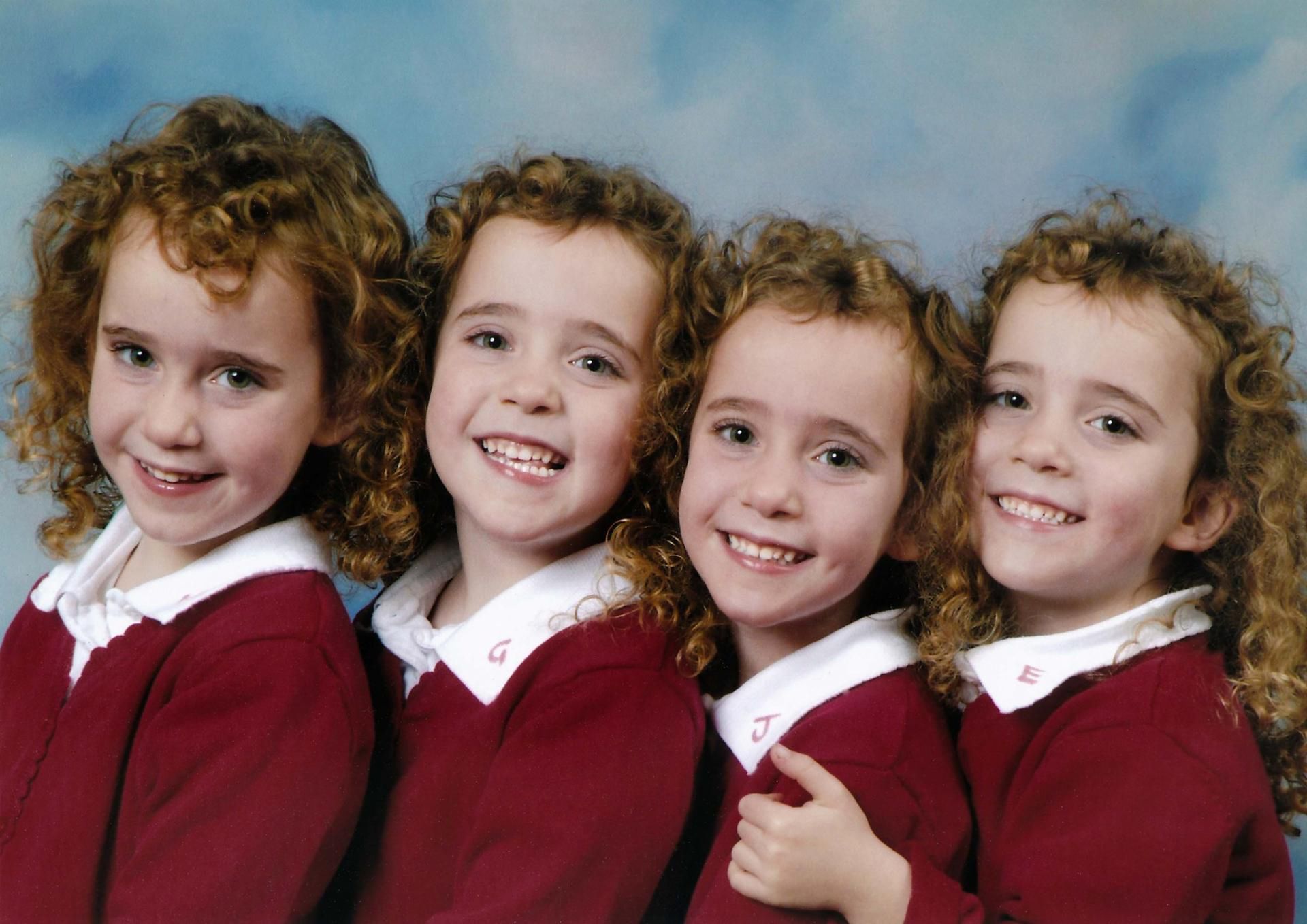 Czworaczki wystąpiły w reklamie mundurków [faceook.com](https://www.facebook.com/photo.php?fbid=1821393296755&set=pb.1297885928.-2207520000.1529058520.&type=3&theater)