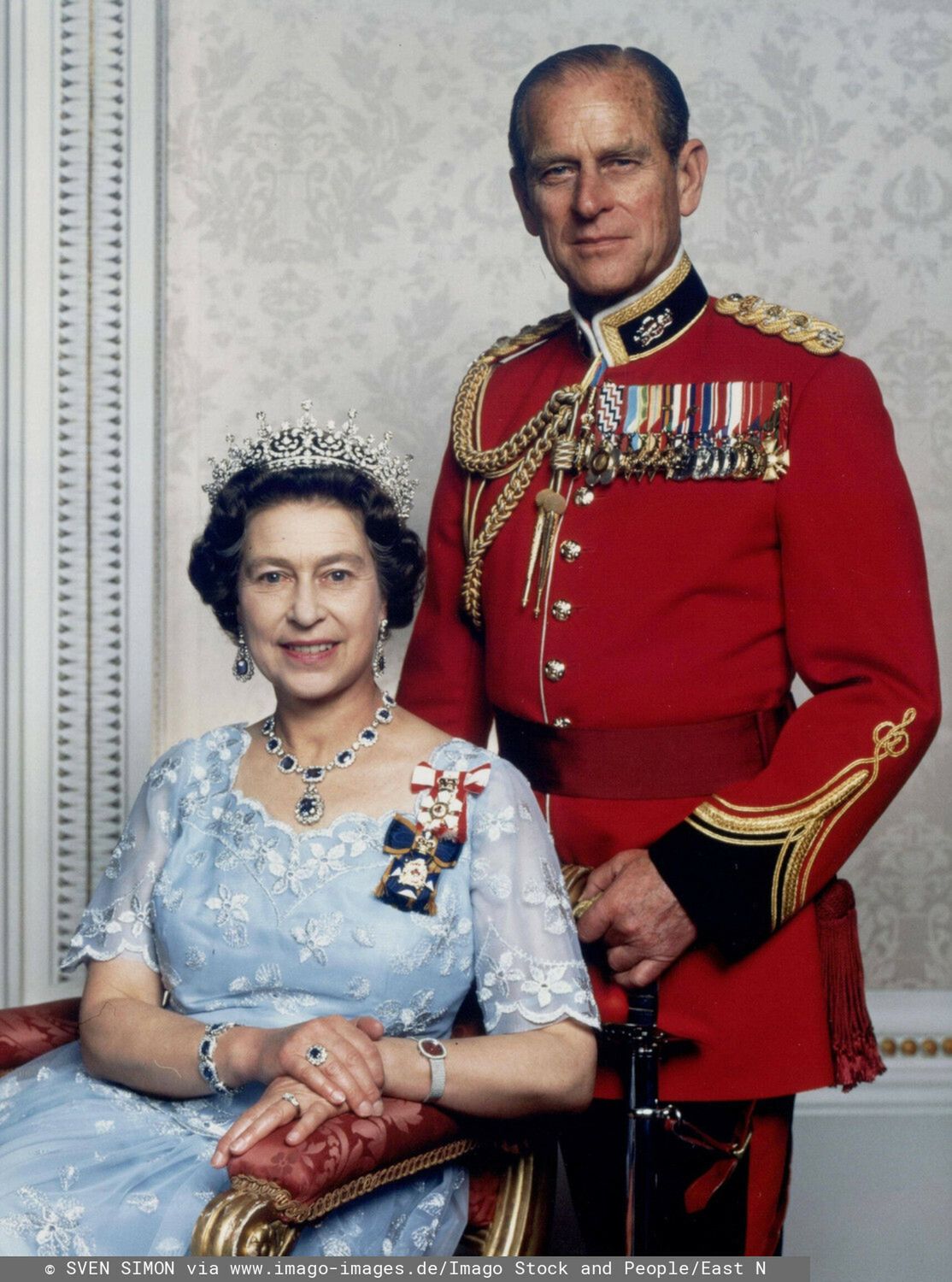 Er wurde 99 Jahre alt Prinz Philip, der Ehemann der Queen, ist tot. Archivfoto Queen ELISABETH II feierte im Jahr 2002 ihr 50jaehriges Thronjubilaeum. Stichtag ist der 06. Februar 2002, an dem sich der Todestag ihres Vaters King George VI zum 50. Mal jaehrt und die Thronfolge auf die Monarchin ueberging. Unser Bild zeigt Queen Elisabeth II mit ihrem Ehemann Prinz PHILIPP. *** He was 99 years old Prince Philip, the Queens husband, is dead Archive photo Queen ELISABETH II celebrated her 50th anniversary on the throne in 2002 The date is 6 February 2002, the 50th anniversary of the death of her father King George VI and the passing of the throne to the monarch Our picture shows Queen Elizabeth II with her husband Prince PHILIPP