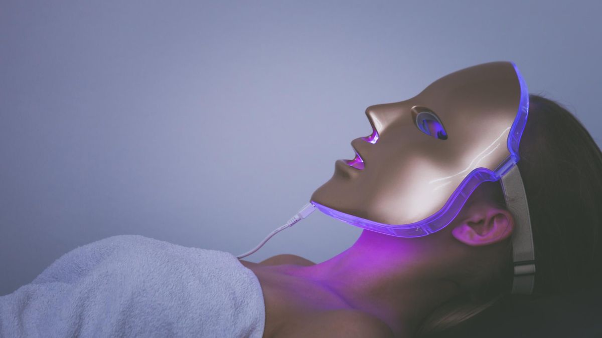 Maska LED na twarz to nowoczesne urządzenie kosmetyczne.