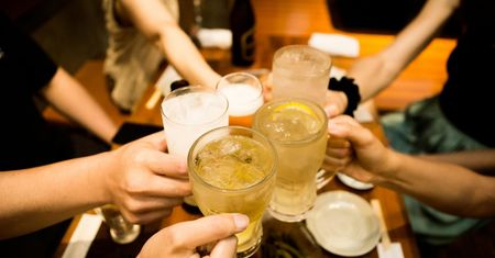 Najgorsze alkohole. Są ciosem dla wątroby, rujnują jej pracę